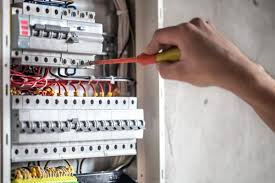 Técnico Eletricista em Botucatu revisando fiação estruturada e quadro elétrico residencial seguro